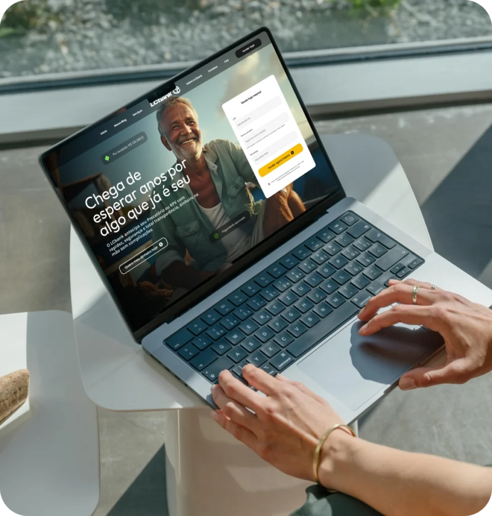 Mulher usando laptop mostrando site LCbank: "Chega de esperar anos por algo que já é seu".